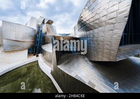 Museo Guggenheim nella città basca di Bilbao, nel nord della Spagna Foto Stock