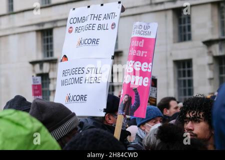 Downing Street, Whitehall, Londra, Regno Unito. 27 novembre 2021. Non lasciarli annegare-rifugiati Benvenuto protesta di fronte Downing Street. Credit: Matthew Chattle/Alamy Live News Foto Stock