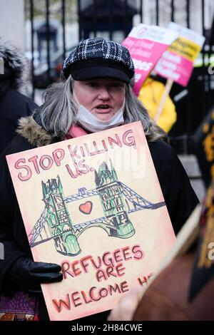 Downing Street, Whitehall, Londra, Regno Unito. 27 novembre 2021. Non lasciarli annegare-rifugiati Benvenuto protesta di fronte Downing Street. Credit: Matthew Chattle/Alamy Live News Foto Stock