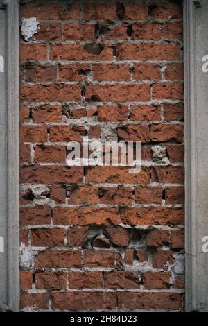 Muro di pietra rossa Texture con mattoni vecchi e mortaio su una rovina danneggiato Cimitero a Berlino. Può essere usato come texture o sfondo. Foto Stock