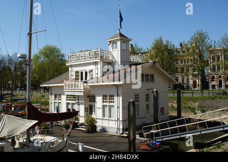 ROTTERD, PAESI BASSI - 11 apr 2011: Il cielo blu sopra gli edifici di architettura urbana di Rotterdam Foto Stock