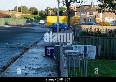 Montrose, Angus, Scotland, UK Meteo 27 novembre 2021: Le conseguenze della tempesta Arwen, che ha visto venti che gusteranno a 90 mph sulla costa orientale della Scozia, che ha sradicato alberi, viste chiusure stradali, telecomunicazioni e cavi di alimentazione strappati da impianti, distruzione generale e condizioni di guida avverse per pendolari. Credit: Barry Nixon/Alamy Live News Foto Stock