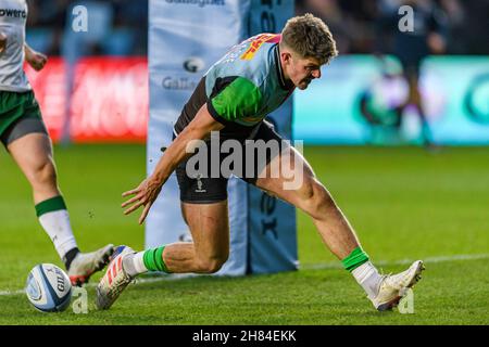 Londra, Regno Unito. 27 novembre 2021. Luke Northmore di Harlequins fa una prova durante la Gallagher Premiership Rugby Round 9 Match tra Harlequins vs London Irish al Twickenham Stoop Stadium sabato 27 novembre 2021. LONDRA INGHILTERRA. Credit: Taka G Wu/Alamy Live News Foto Stock