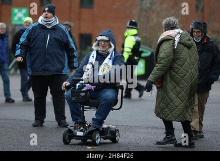 Brighton and Hove, Inghilterra, 27 novembre 2021. I tifosi del Leeds United arrivano prima della partita della Premier League all'AMEX Stadium, Brighton e Hove. Il credito d'immagine dovrebbe leggere: Paul Terry / Sportimage Foto Stock