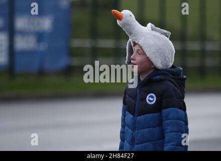 Brighton and Hove, Inghilterra, 27 novembre 2021. Un giovane fan di Brighton con un cappello da gabbiano durante la partita della Premier League allo stadio AMEX, Brighton e Hove. Il credito d'immagine dovrebbe leggere: Paul Terry / Sportimage Foto Stock