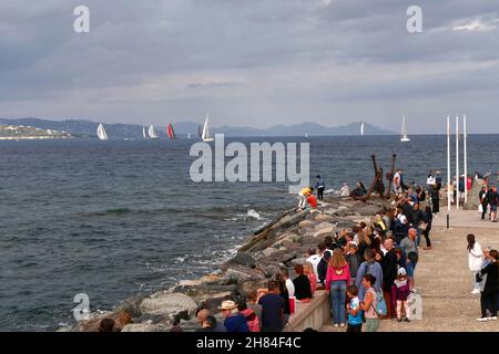 La gente sul molo guarda la gara di yacht, Saint-Tropez, Var dipartimento, Provenza-Alpi-Côte Azzurra regione, Francia Foto Stock