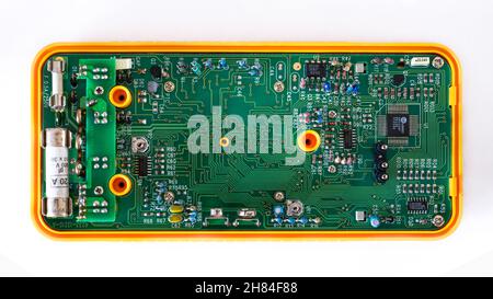 Immagine dettagliata di un circuito elettronico di un multimetro per la misurazione di correnti e tensioni elettriche. Foto Stock