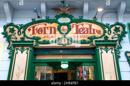 PALMA MALLORCA 'Forn des Teatr'e facciata segno famoso tradizionale pasticceria e caffè e panetteria in Palma di Maiorca Baleari Spagna Foto Stock