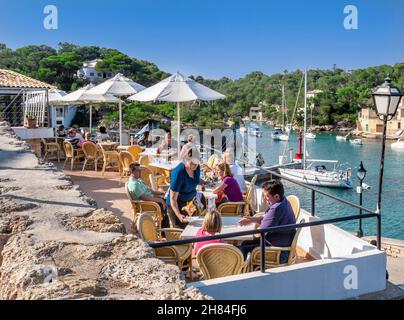 Cala Figuera Mallorca caffè ristorante e visitatori all'aperto, con vista spettacolare di insenatura del mare e yacht ormeggiati dietro le Isole Baleari Maiorca Spagna Foto Stock