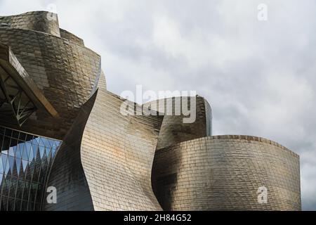 Museo Guggenheim nella città basca di Bilbao, nel nord della Spagna Foto Stock