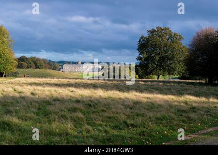 Vista sul fronte ovest della Petworth House vista su prati e alberi parte del parco paesaggistico Capability Brown, West Sussex, Inghilterra, Regno Unito Foto Stock