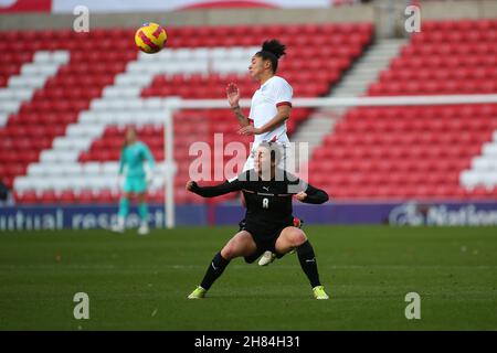 SUNDERLAND, GBR. IL 27 NOVEMBRE Demi Stokes, in Inghilterra, vince un titolo contro Barbara Dunst in Austria durante la partita di qualificazione del gruppo D della Coppa del mondo delle donne FIFA tra Inghilterra e Austria allo Stadium of Light di Sunderland sabato 27 novembre 2021. (Credit: Michael driver | MI News) Credit: MI News & Sport /Alamy Live News Foto Stock