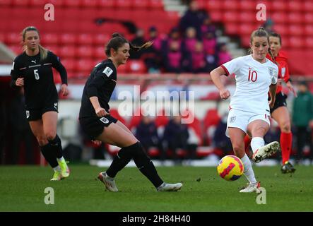 SUNDERLAND, GBR. 27 NOVEMBRE Ella Toone in Inghilterra ha raggiunto un pallone in avanti durante la partita di qualificazione del gruppo D della Coppa del mondo delle donne FIFA tra Inghilterra e Austria allo Stadio delle luci di Sunderland sabato 27 novembre 2021. (Credit: Michael driver | MI News) Credit: MI News & Sport /Alamy Live News Foto Stock