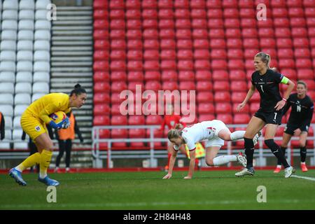 SUNDERLAND, GBR. 27 NOVEMBRE Austria il portiere Manuela Zinsberger salva da Ellen White in Inghilterra durante la partita di qualificazione del gruppo D della Coppa del mondo delle donne FIFA tra Inghilterra e Austria allo Stadio delle luci di Sunderland sabato 27 novembre 2021. (Credit: Michael driver | MI News) Credit: MI News & Sport /Alamy Live News Foto Stock