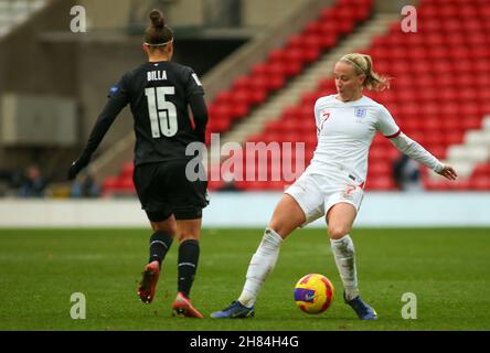 SUNDERLAND, GBR. IL 27 NOVEMBRE l'Inghilterra Beth Mead vince il possesso di Nicole Billa in Austria durante la partita di qualificazione del gruppo D della Coppa del mondo delle donne FIFA tra Inghilterra e Austria allo Stadio delle luci di Sunderland sabato 27 novembre 2021. (Credit: Michael driver | MI News) Credit: MI News & Sport /Alamy Live News Foto Stock