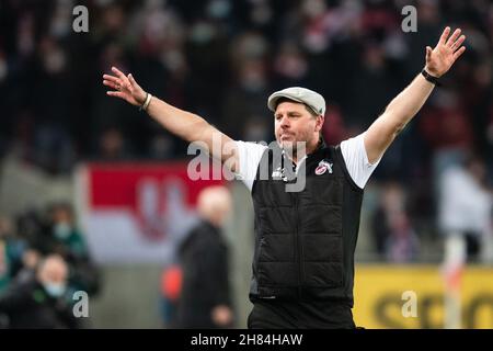 Colonia, Germania. 27 novembre 2021. Calcio: Bundesliga, 1° FC Colonia - Borussia Mönchengladbach, Matchday 13, RheinEnergieStadion. L'allenatore di Colonia Steffen Baumgart celebra dopo la partita. Credit: Marius Becker/dpa - NOTA IMPORTANTE: In conformità con le norme del DFL Deutsche Fußball Liga e/o del DFB Deutscher Fußball-Bund, è vietato utilizzare o utilizzare fotografie scattate nello stadio e/o del match sotto forma di immagini di sequenza e/o serie di foto video-simili./dpa/Alamy Live News Foto Stock