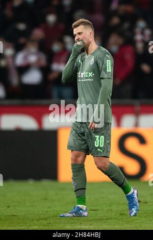 Colonia, Germania. 27 novembre 2021. Calcio: Bundesliga, 1. FC Köln - Borussia Mönchengladbach, Matchday 13, RheinEnergieStadion. Nico Elvedi di Gladbach lascia il campo dopo la partita. Credit: Marius Becker/dpa - NOTA IMPORTANTE: In conformità con le norme del DFL Deutsche Fußball Liga e/o del DFB Deutscher Fußball-Bund, è vietato utilizzare o utilizzare fotografie scattate nello stadio e/o del match sotto forma di immagini di sequenza e/o serie di foto video-simili./dpa/Alamy Live News Foto Stock