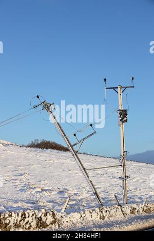 Teesdale, County Durham, Regno Unito. 27 novembre 2021. Meteo Regno Unito. Le conseguenze di Storm Arwen hanno lasciato migliaia di persone senza elettricità in alcune parti dell'Inghilterra settentrionale. In Upper Teesdale le linee elettriche sono state abbattute da una combinazione di forti nevicate, ghiaccio e venti di forza tempesta. Altrove nella zona la neve pesante ha chiuso diverse strade. Credit: David Forster/Alamy Live News Foto Stock