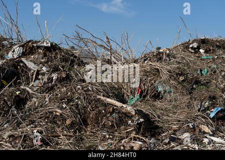 Terreno contaminato da residui industriali, plastica, ferro e nylon Foto Stock