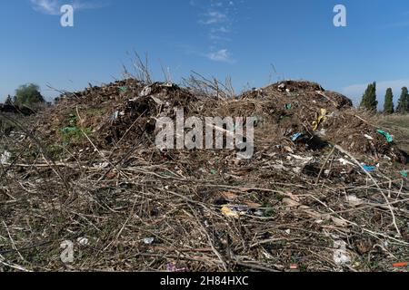 Terreno contaminato da residui industriali, plastica, ferro e nylon Foto Stock