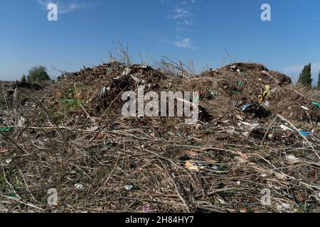 Terreno contaminato da residui industriali, plastica, ferro e nylon Foto Stock