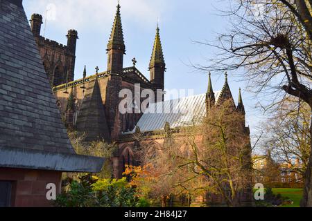 Magnifica cattedrale di Chester su sfondo cielo blu. Foto Stock