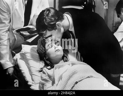 Keir Dullea, Carol Lynley, sul set del film, "Bunny Lake is Missing", Columbia Pictures, 1965 Foto Stock