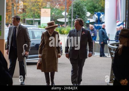 Ascot, Berkshire, Regno Unito. 20 novembre 2021. Camilla, duchessa di Cornovaglia, è stata incontrata da Sir Francis Brooke, rappresentante e presidente di sua Maestà, Ascot Racecourse, quando è arrivata oggi alle gare di Ascot per il weekend di novembre. Credit: Maureen McLean/Alamy Foto Stock