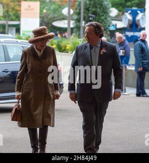 Ascot, Berkshire, Regno Unito. 20 novembre 2021. Camilla, duchessa di Cornovaglia, è stata incontrata da Sir Francis Brooke, rappresentante e presidente di sua Maestà, Ascot Racecourse, quando è arrivata oggi alle gare di Ascot per il weekend di novembre. Credit: Maureen McLean/Alamy Foto Stock