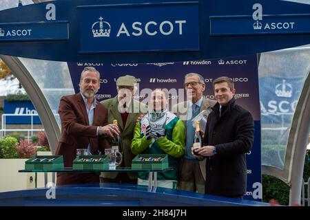 Ascot, Berkshire, Regno Unito. 20 novembre 2021. Jockey Bryony Frost vincitore della corsa degli ostacoli di Molton Brown Novices su cavallo fiammingo. Proprietario P K Barber e P J Vogt. Allenatore Paul Nicholls, Ditcheat. Allevatore Louis G Vambeck. Sponsor Morson Group Credit: Maureen McLean/Alamy Foto Stock