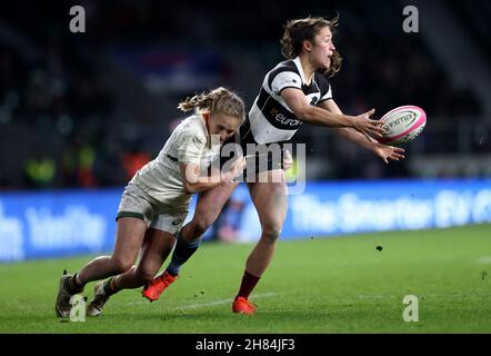 Londra, Inghilterra, 27 novembre 2021, Rugby Union, Killik Cup, Barbari Donne / Sudafrica Donne, Twickenham, 2021, 27/11/2021 Rhona Lloyd di Barbariani è affrontato da Eloise Webb del Sudafrica Credit:Paul Harding/Alamy Live News Foto Stock