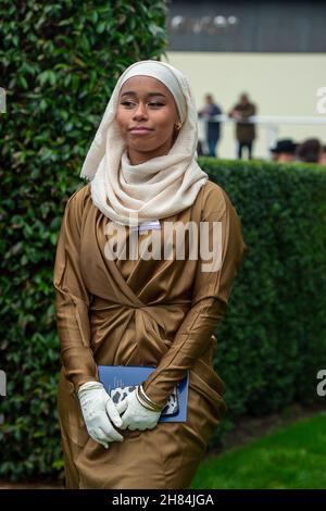 Ascot, Berkshire, Regno Unito. 20 novembre 2021. Khadijah Mellah di Peckham, Londra, che ha fatto la storia come il primo jockey indossando un hijab a vincere in una gara di cavalli britannica competitiva. La sua storia è stata trasmessa in un documentario televisivo chiamato Riding the Dream prima trasmissione il 16 novembre 2019 Credit: Maureen McLean/Alamy Foto Stock