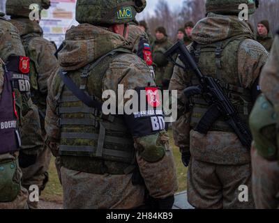 Kazan, Russia. 08 novembre 2021. Howitzer dietro filo spinato, coperto con mimetizzazione mimetismo Esercito Esercizi dei paesi dell'Organizzazione del Trattato di sicurezza collettivo Foto Stock