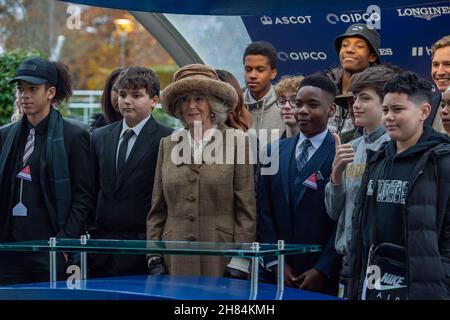 Ascot, Berkshire, Regno Unito. 20 novembre 2021. Camilla, Duchessa della Cornovaglia e presidente dell'Ebony Horse Club di Brixton, con l'Ebony Horse Club che aiuta i giovani a imparare a cavalcare dando loro la fiducia in se stessi. L'Ebony Horse Club Novices' Limited handicap Steeple Chase è stato vinto da jockey Bryony Frost su Horse Jeremy Pass e la Duchessa ha fatto la presentazione Credit: Maureen McLean/Alamy Foto Stock