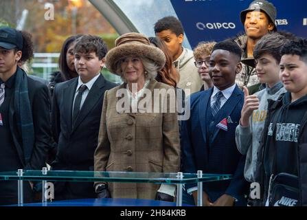 Ascot, Berkshire, Regno Unito. 20 novembre 2021. Camilla, Duchessa della Cornovaglia e presidente dell'Ebony Horse Club di Brixton, con l'Ebony Horse Club che aiuta i giovani a imparare a cavalcare dando loro la fiducia in se stessi. L'Ebony Horse Club Novices' Limited handicap Steeple Chase è stato vinto da jockey Bryony Frost su Horse Jeremy Pass e la Duchessa ha fatto la presentazione Credit: Maureen McLean/Alamy Foto Stock