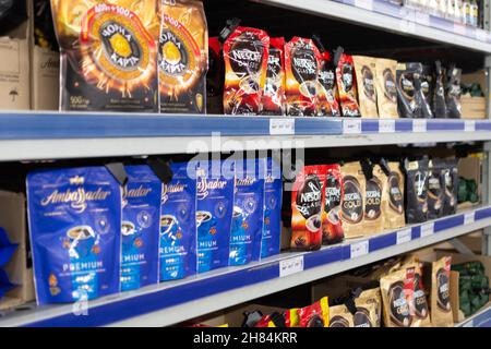 Odessa, Ucraina - 9 novembre 2021: All'interno del supermercato Metro Cash Carry. Potrai gustare un caffè istantaneo assortito. Foto Stock