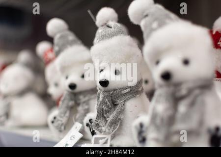 Polar orso morbido giocattoli sugli scaffali in metropolitana contanti e portare, Capodanno e regali di Natale Foto Stock