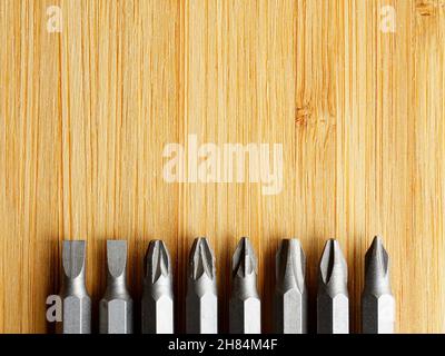 Set di cacciaviti su sfondo in legno con ampio spazio per il testo Foto Stock