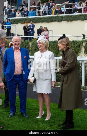 Ascot, Berkshire, Regno Unito. 20 novembre 2021. Michael e Joanne Burke (seconda a sinistra e al centro) hanno presentato le connessioni vincenti per la Chase Steeple Chanelle Pharma 1965 (Classe 1) (grado 2) all'ippodromo di Ascot. La gara è stata vinta dal cavallo LostInTranslation guidato da Brendan Powell. Michael e Joanne Burke sono i genitori di Lady Chanelle McCoy moglie di Sir A P McCoy credito: Maureen McLean/Alamy Foto Stock