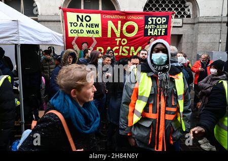 Asian e amici rally, No a New Cold War - Stop Racism - Stop Asian Hate, Chinatown London il 27 novembre 2021. Foto Stock