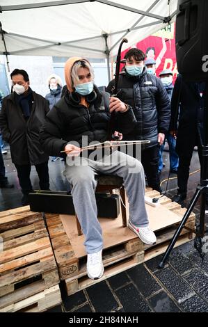 Asian e amici rally, No a New Cold War - Stop Racism - Stop Asian Hate, Chinatown London il 27 novembre 2021. Foto Stock