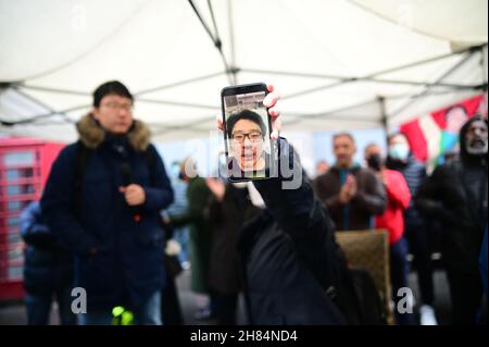 Relatori il Dr Peng Wang è stato brutalità battuto da un gruppo di cowards bianco gente rally, No a New Cold War - Stop Racism - Stop Asian Hate, Chinatown Londra il 27 novembre 2021. Foto Stock