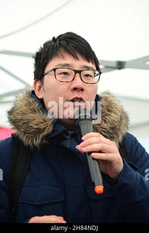 Relatori il Dr Peng Wang è stato brutalità battuto da un gruppo di cowards bianco gente rally, No a New Cold War - Stop Racism - Stop Asian Hate, Chinatown Londra il 27 novembre 2021. Foto Stock