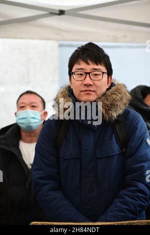 Relatori il Dr Peng Wang è stato brutalità battuto da un gruppo di cowards bianco gente rally, No a New Cold War - Stop Racism - Stop Asian Hate, Chinatown Londra il 27 novembre 2021. Foto Stock