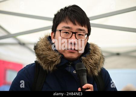 Relatori il Dr Peng Wang è stato brutalità battuto da un gruppo di cowards bianco gente rally, No a New Cold War - Stop Racism - Stop Asian Hate, Chinatown Londra il 27 novembre 2021. Foto Stock