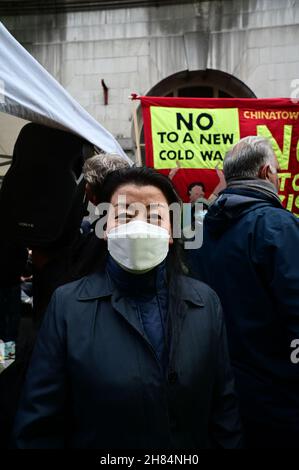 Relatori Dr Ping Hua rally, No a New Cold War - Stop Racism - Stop Asian Hate, Chinatown London il 27 novembre 2021. Foto Stock