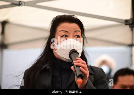 Relatori Dr Ping Hua rally, No a New Cold War - Stop Racism - Stop Asian Hate, Chinatown London il 27 novembre 2021. Foto Stock