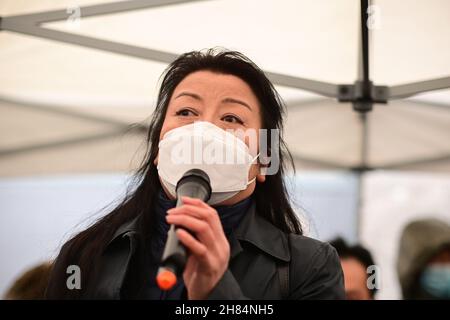 Relatori Dr Ping Hua rally, No a New Cold War - Stop Racism - Stop Asian Hate, Chinatown London il 27 novembre 2021. Foto Stock