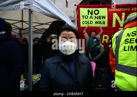 Relatori Dr Ping Hua rally, No a New Cold War - Stop Racism - Stop Asian Hate, Chinatown London il 27 novembre 2021. Foto Stock