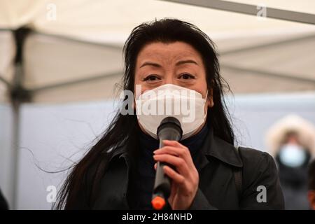 Relatori Dr Ping Hua rally, No a New Cold War - Stop Racism - Stop Asian Hate, Chinatown London il 27 novembre 2021. Foto Stock